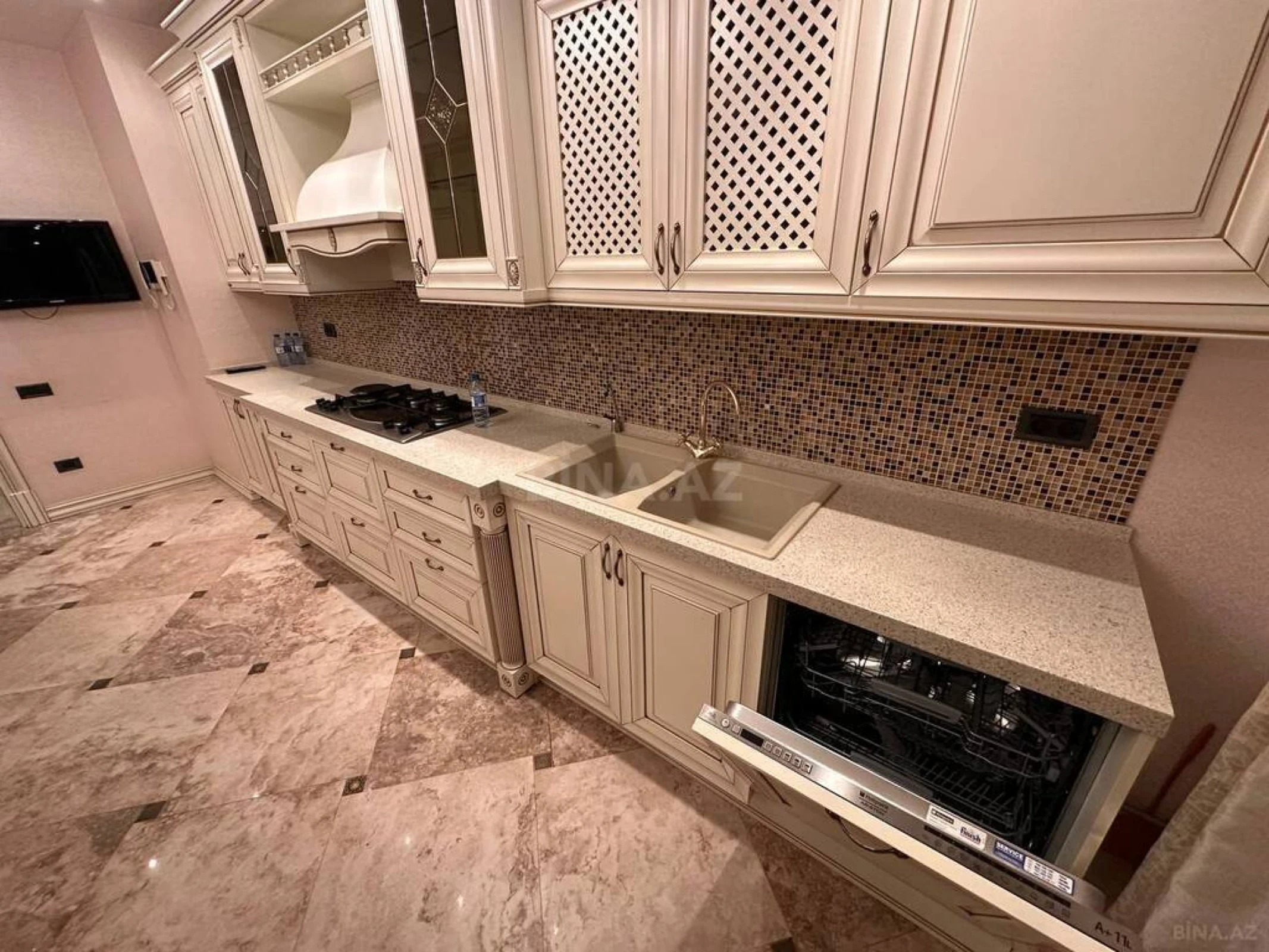 Satılır 4 otaqlı mənzil 250 m²