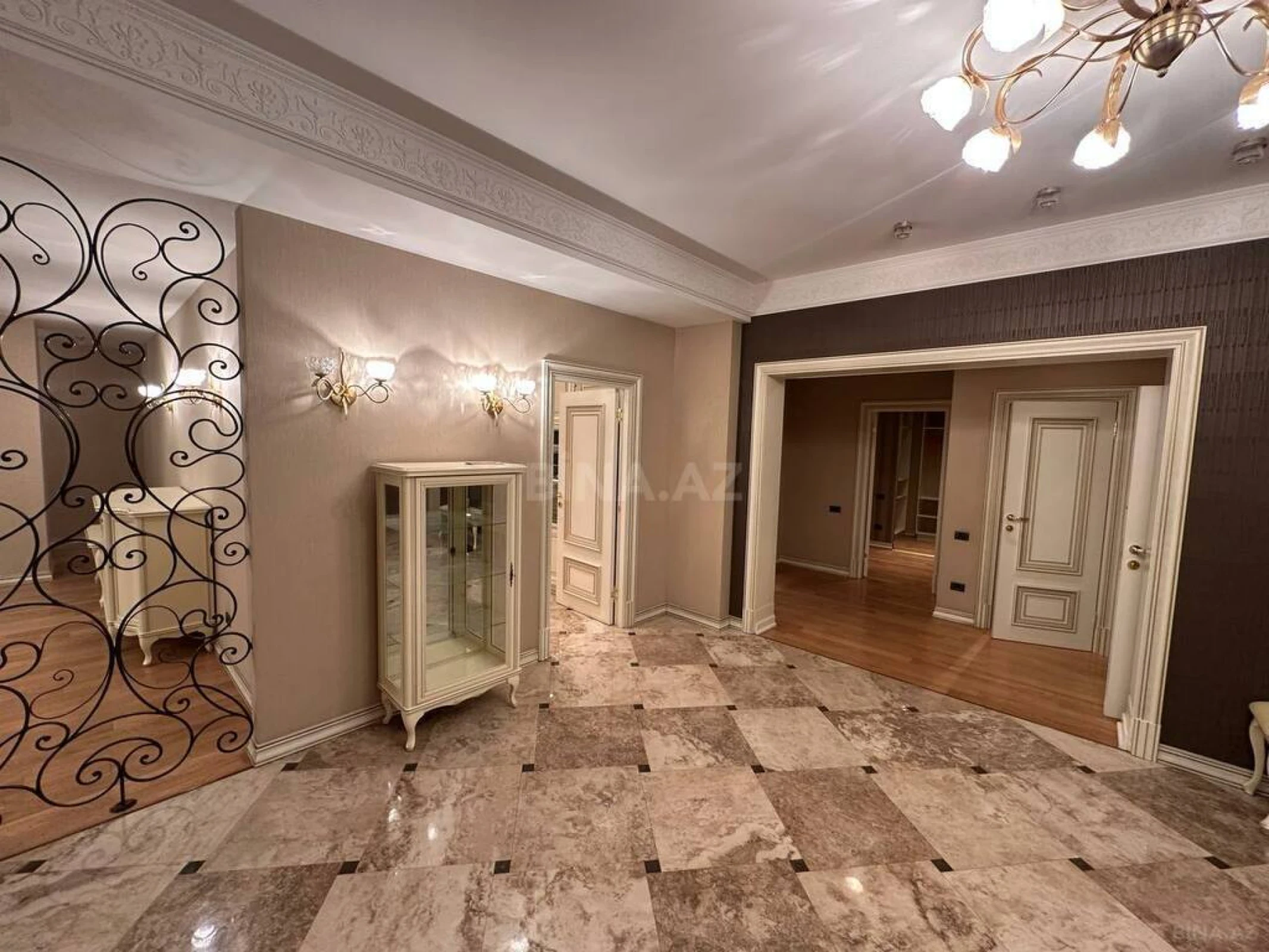 Satılır 4 otaqlı mənzil 250 m²