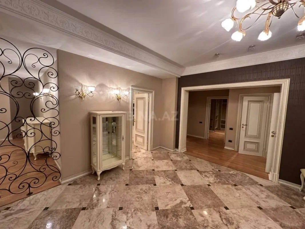 Satılır 4 otaqlı mənzil 250 m²
