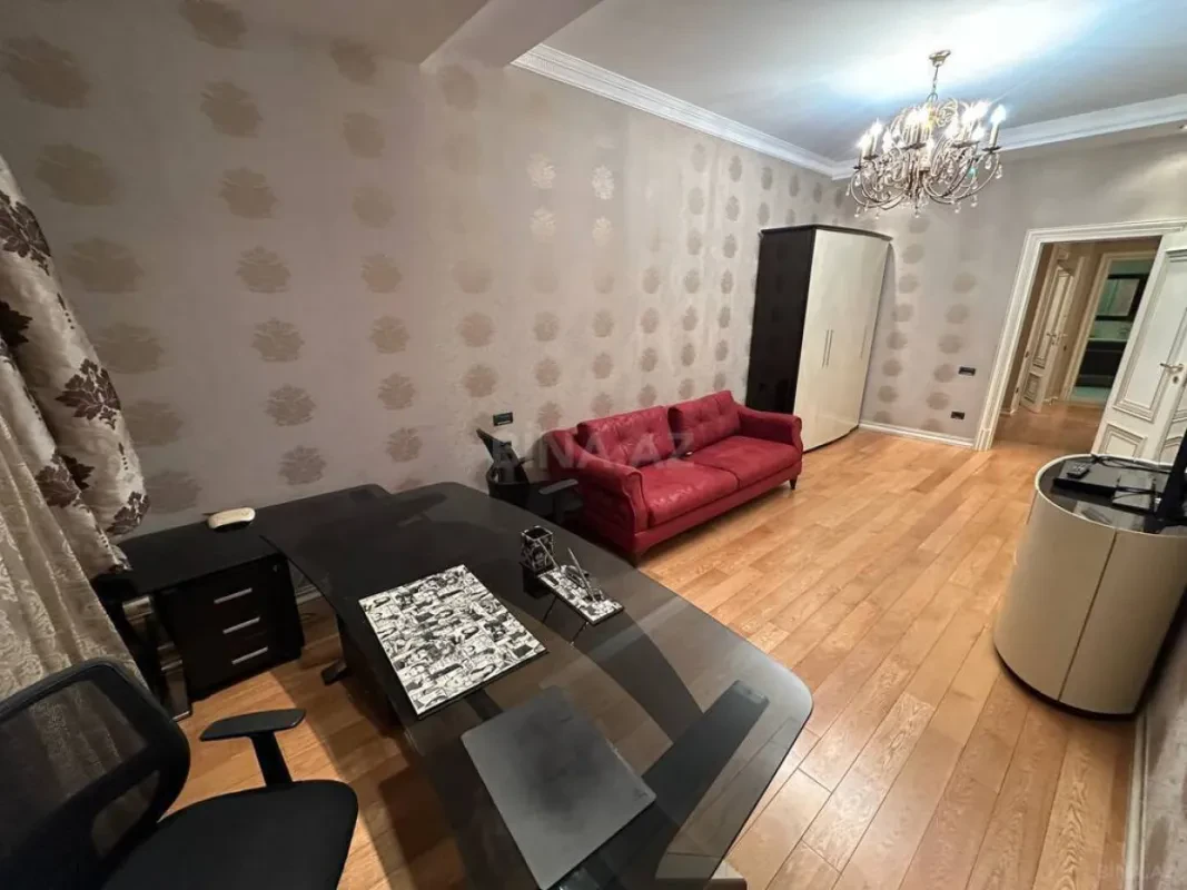 Satılır 4 otaqlı mənzil 250 m²