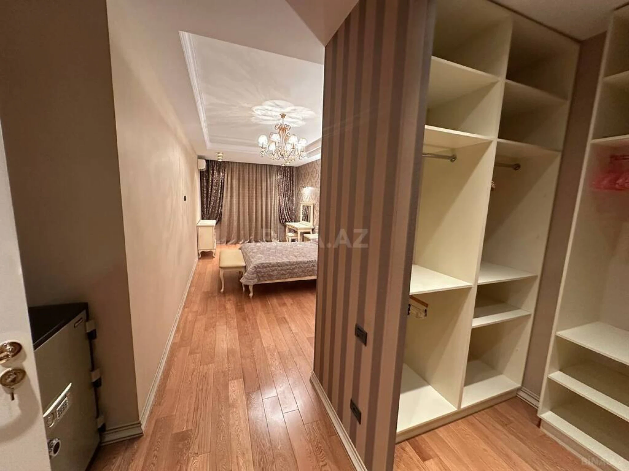 Satılır 4 otaqlı mənzil 250 m²