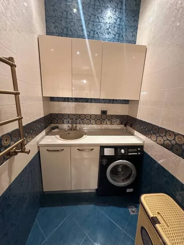 Satılır 4 otaqlı mənzil 250 m²