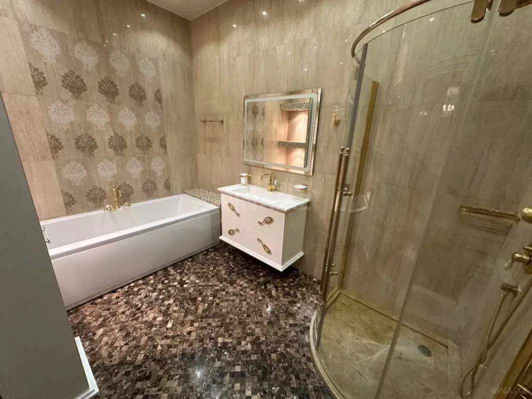 Satılır 4 otaqlı mənzil 250 m²