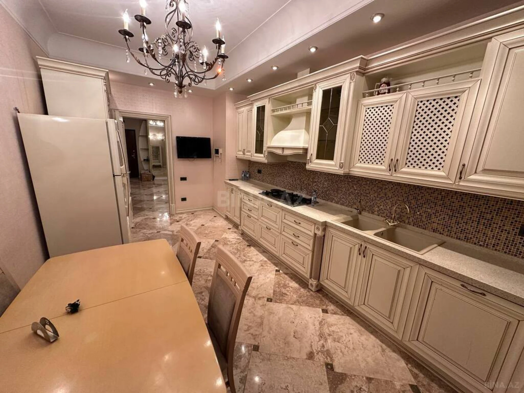 Satılır 4 otaqlı mənzil 250 m²