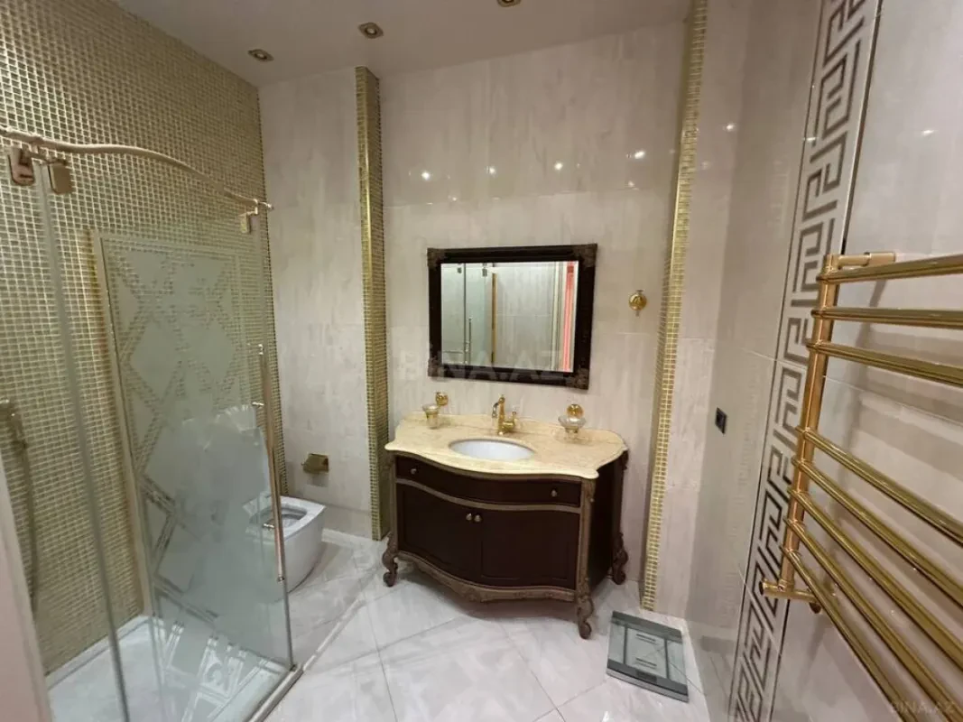Satılır 4 otaqlı mənzil 250 m²