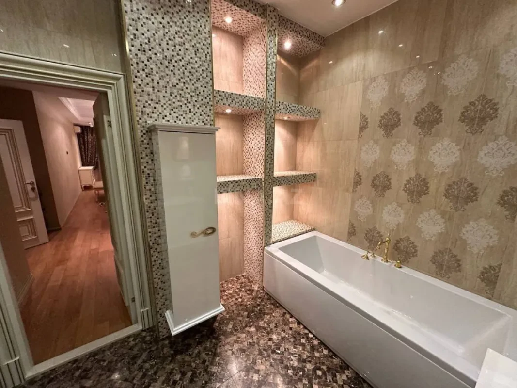 Satılır 4 otaqlı mənzil 250 m²