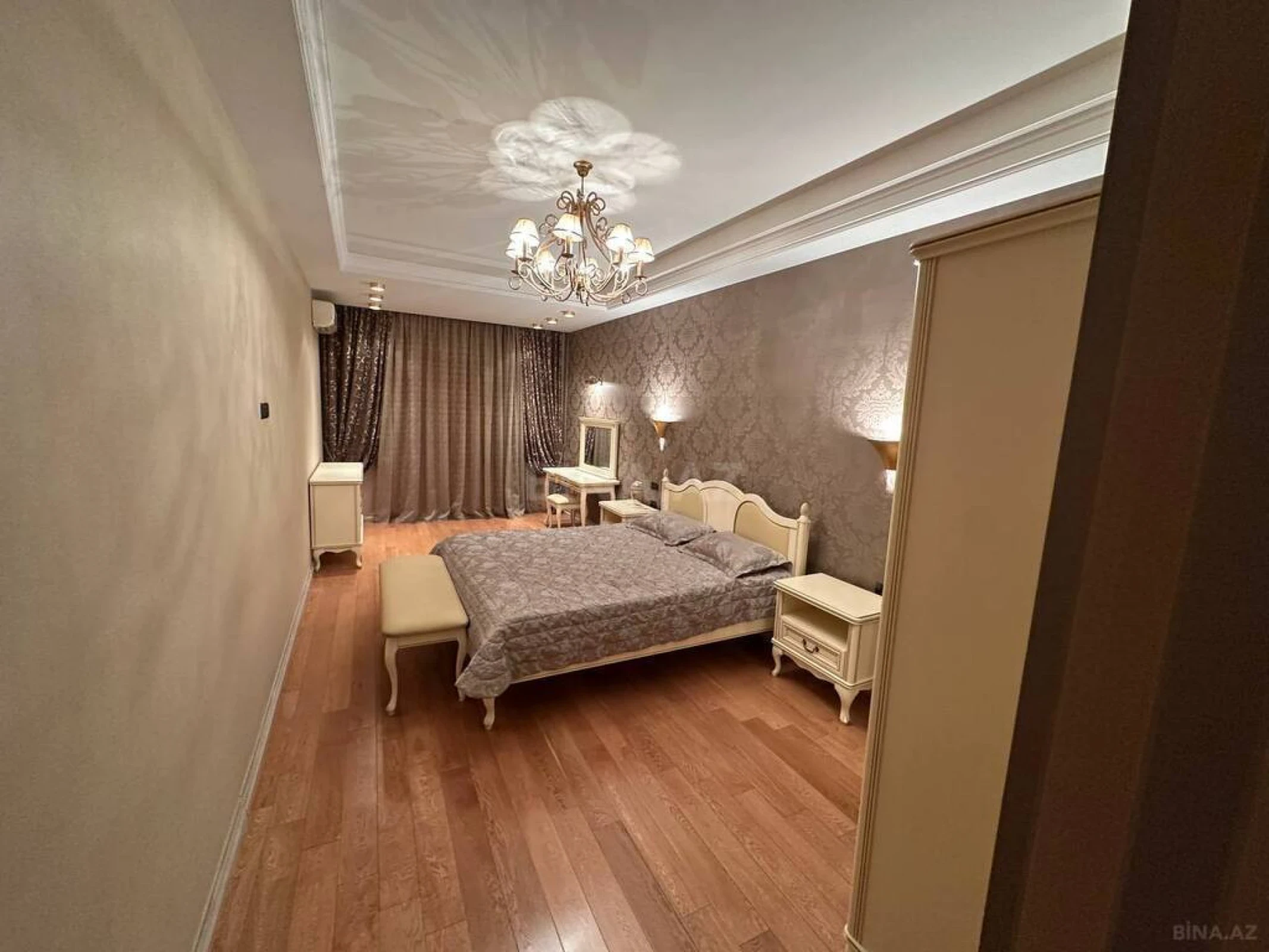 Satılır 4 otaqlı mənzil 250 m²