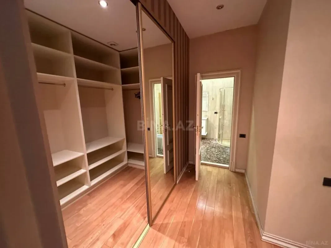 Satılır 4 otaqlı mənzil 250 m²