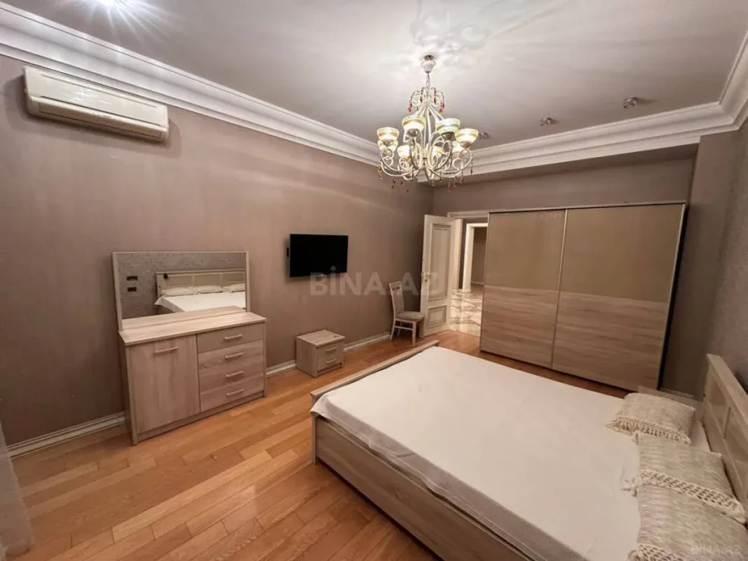 Satılır 4 otaqlı mənzil 250 m²
