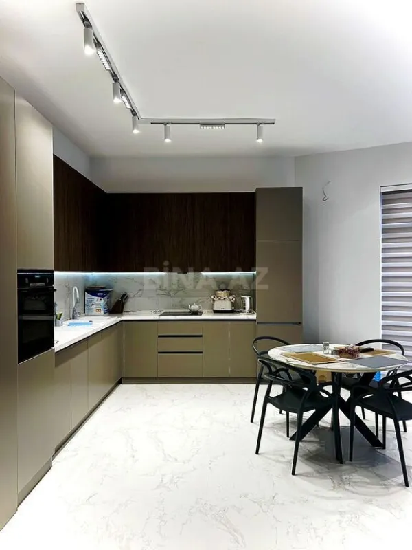 Satılır 6 otaqlı həyət evi 620 m²
