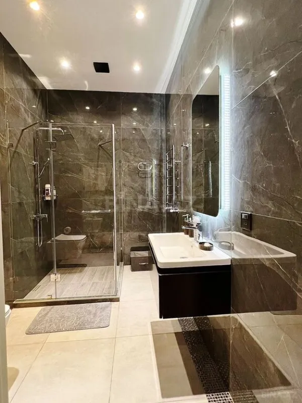 Satılır 6 otaqlı həyət evi 620 m²