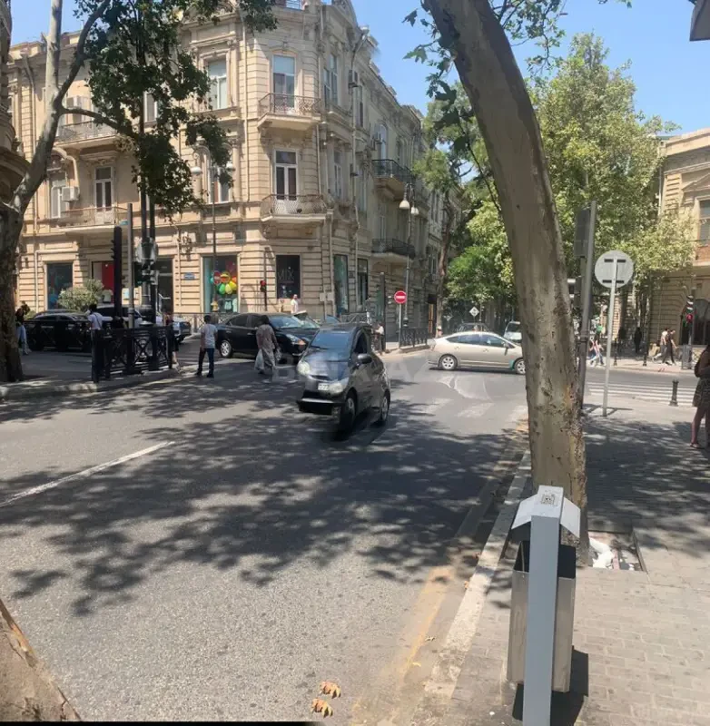 Kirayə verilir 7 otaqlı mənzil 350 m²