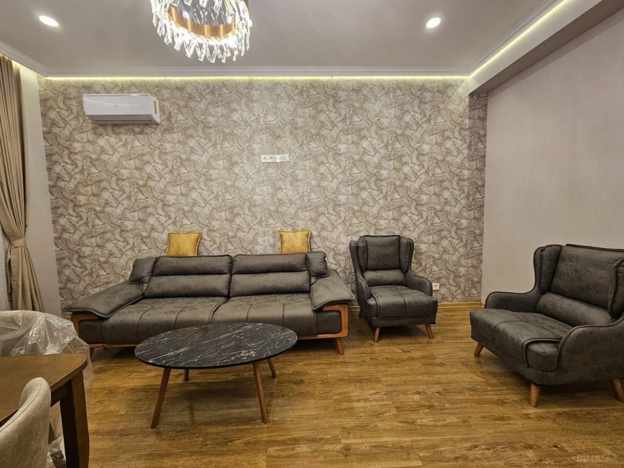 Kirayə verilir 2 otaqlı mənzil 100 m²