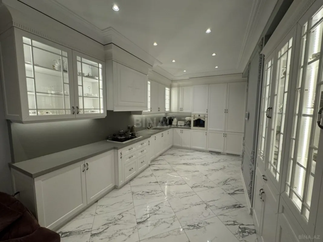 Satılır 4 otaqlı mənzil 266 m²