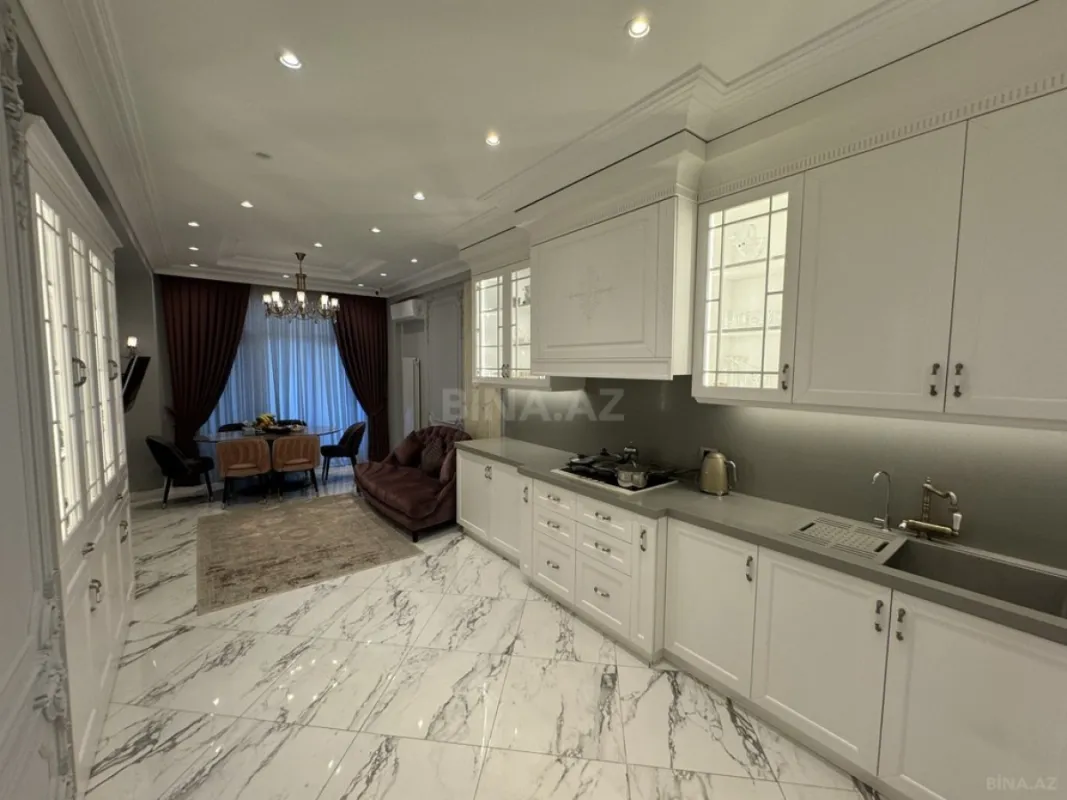 Satılır 4 otaqlı mənzil 266 m²