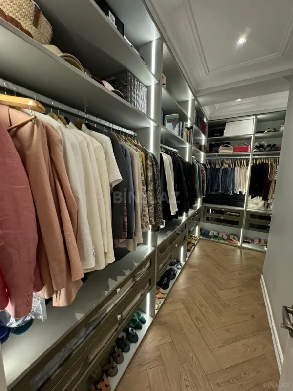 Satılır 4 otaqlı mənzil 266 m²