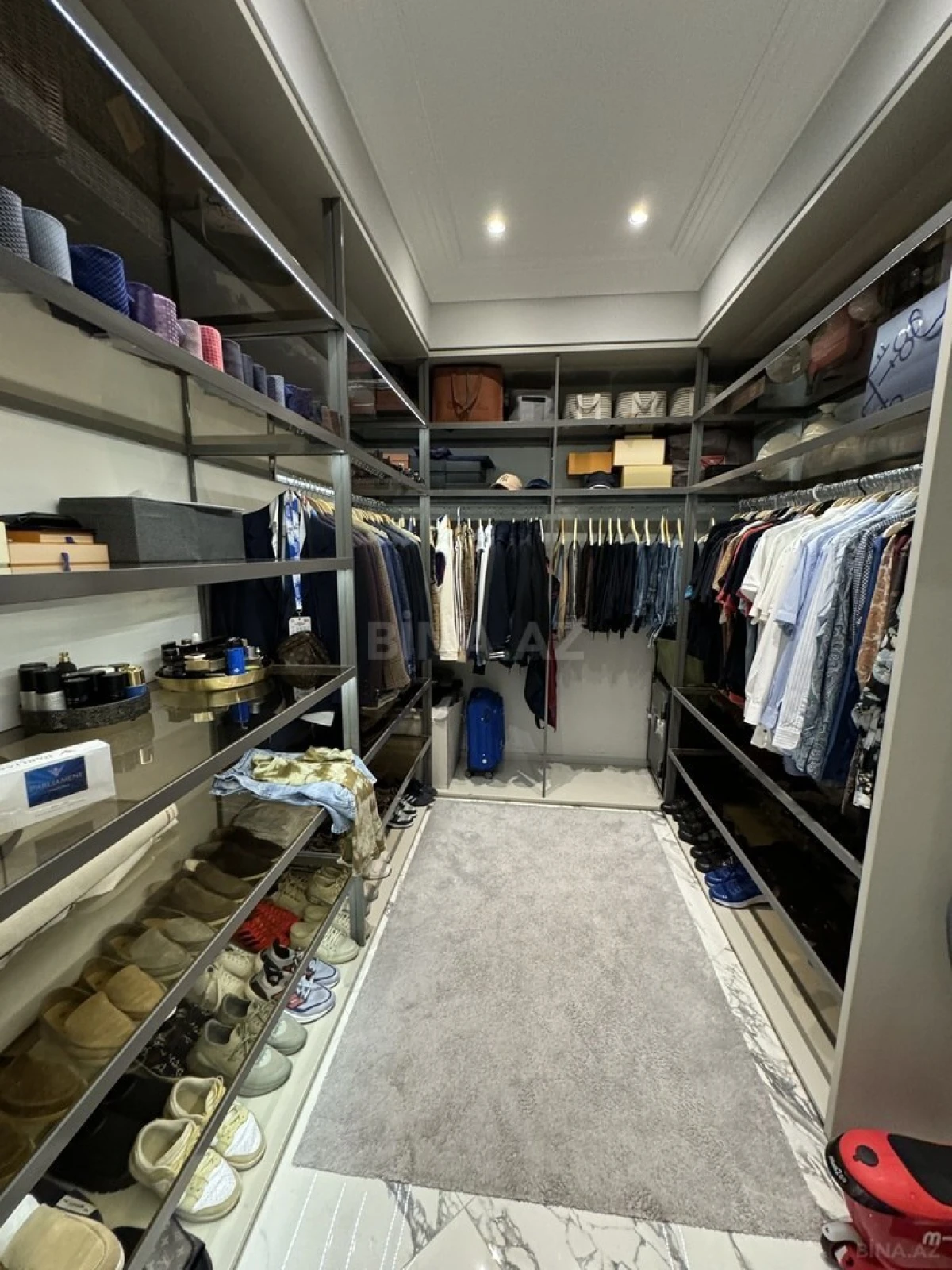 Satılır 4 otaqlı mənzil 266 m²