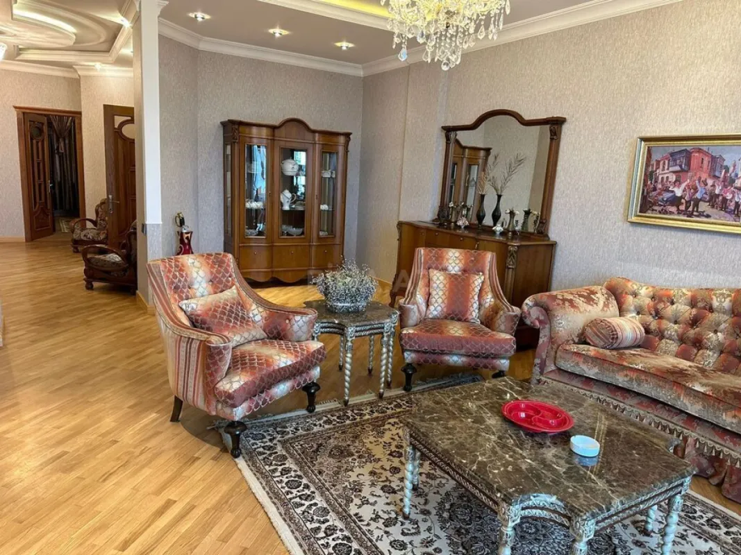 Kirayə verilir 3 otaqlı mənzil 162 m²