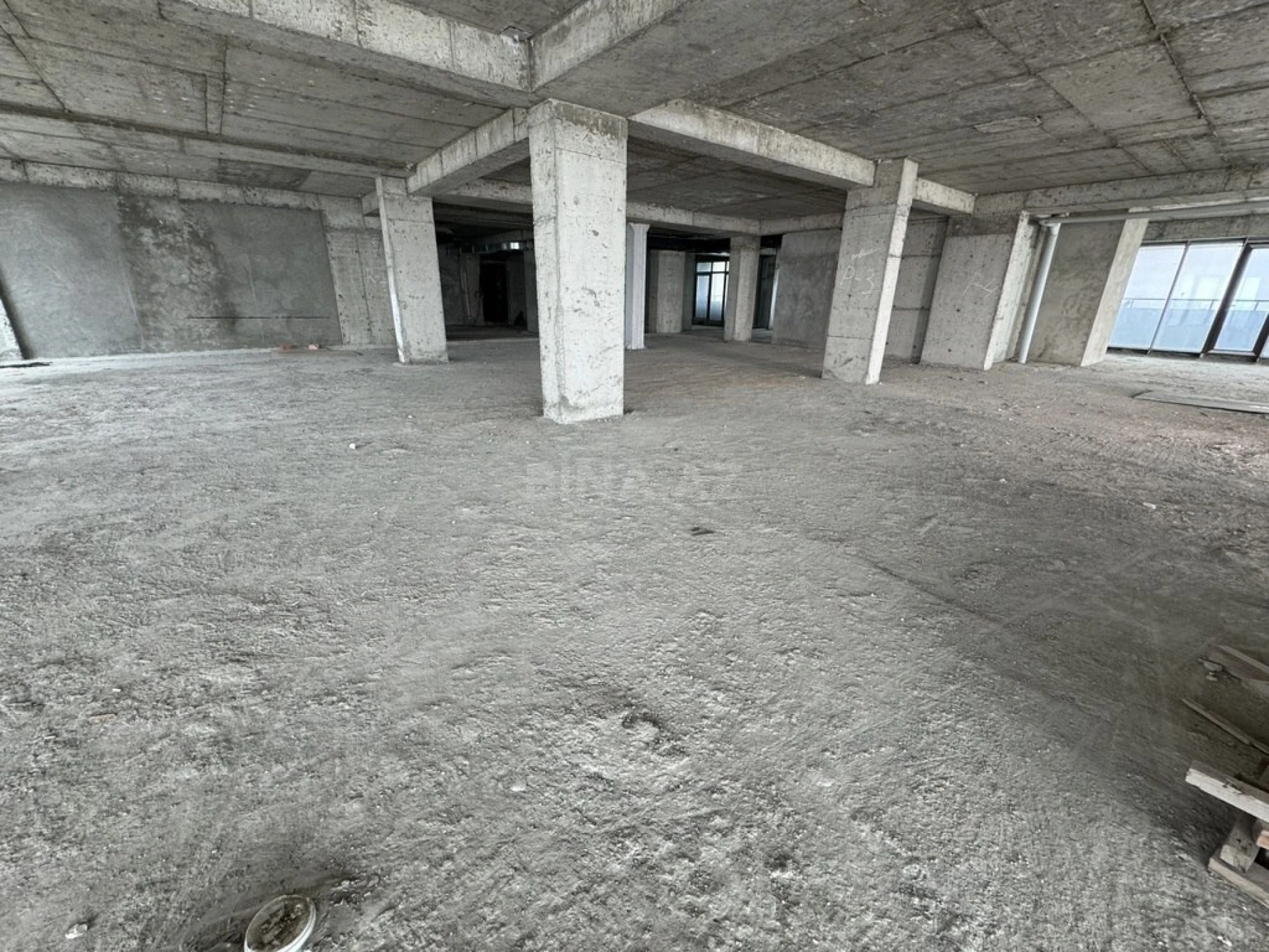 Satılır 10 otaqlı mənzil 1000 m²