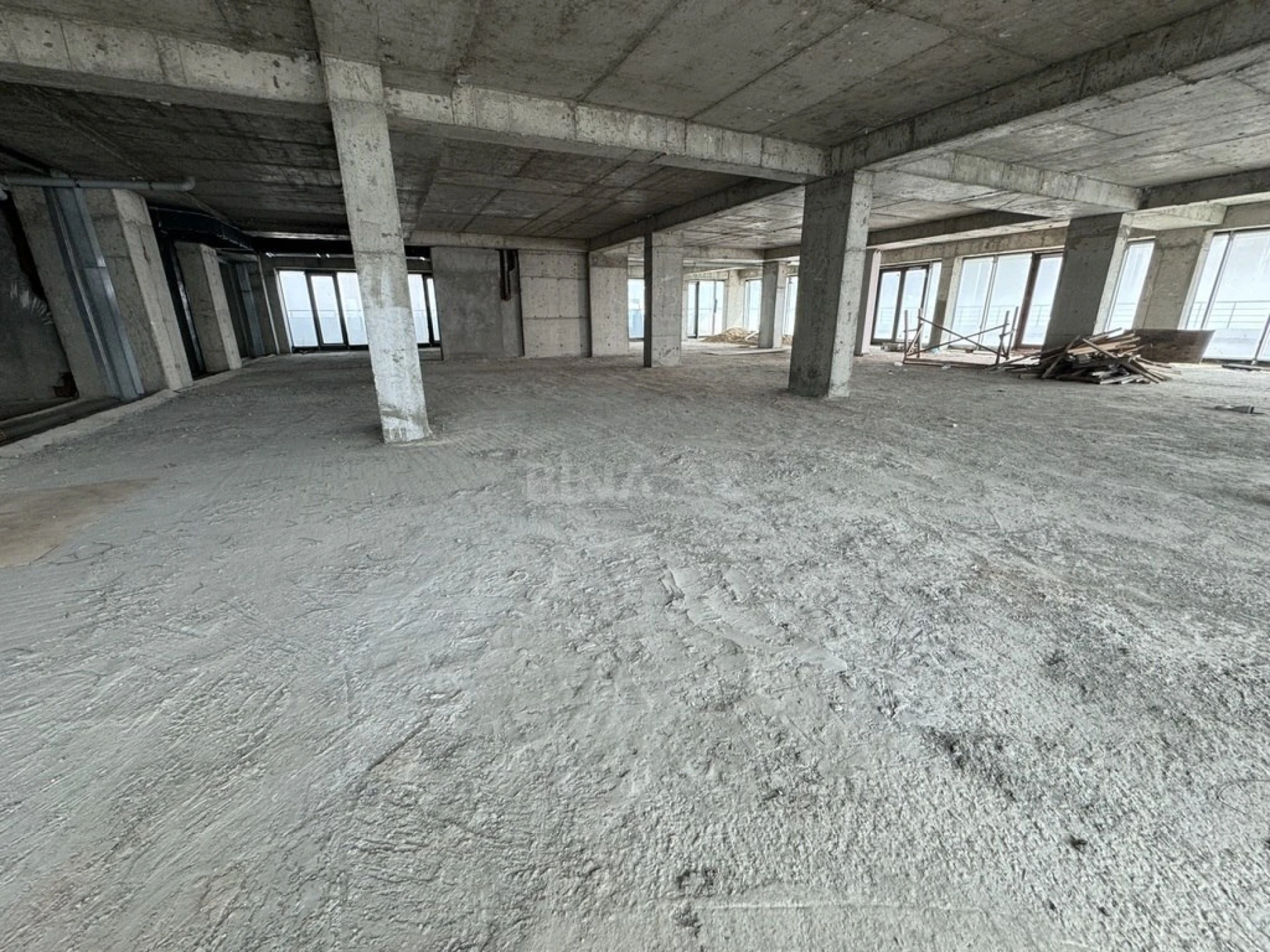 Satılır 10 otaqlı mənzil 1000 m²