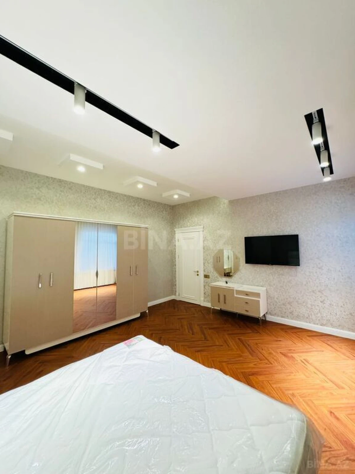Satılır 6 otaqlı həyət evi 400 m²