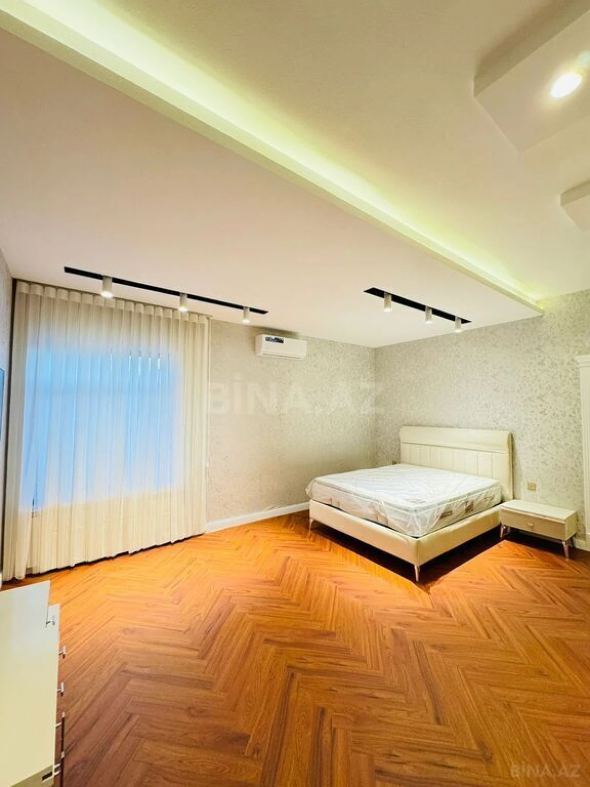 Satılır 6 otaqlı həyət evi 400 m²
