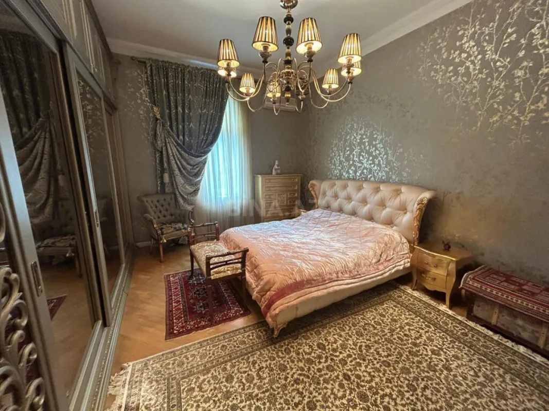 Satılır 6 otaqlı mənzil 280.5 m²