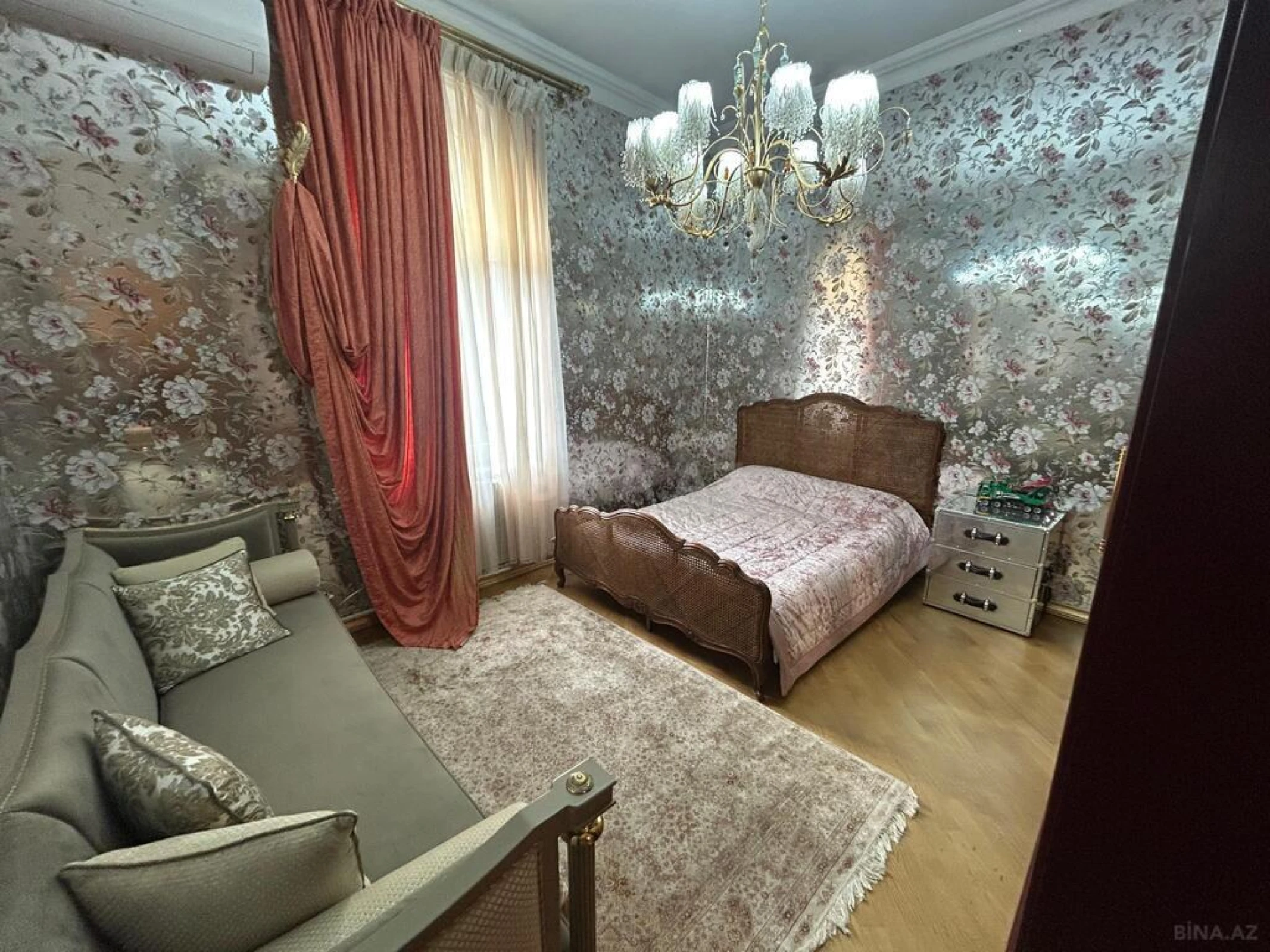 Satılır 6 otaqlı mənzil 280.5 m²