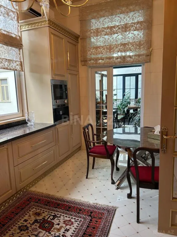 Satılır 6 otaqlı mənzil 280.5 m²