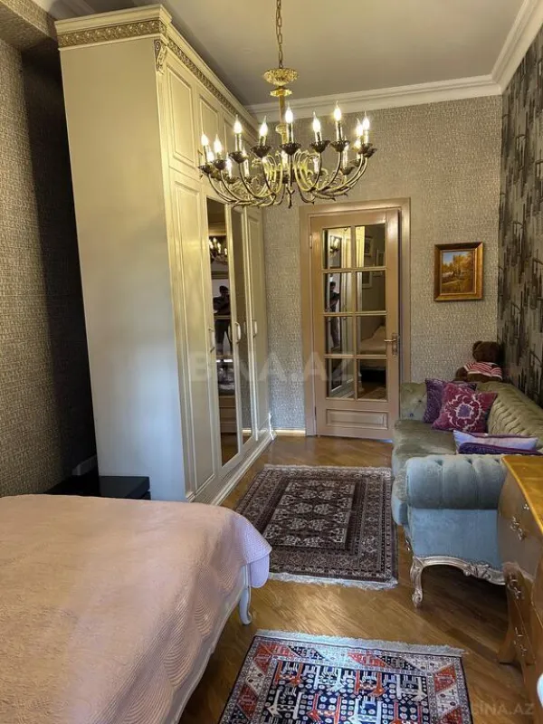 Satılır 6 otaqlı mənzil 280.5 m²