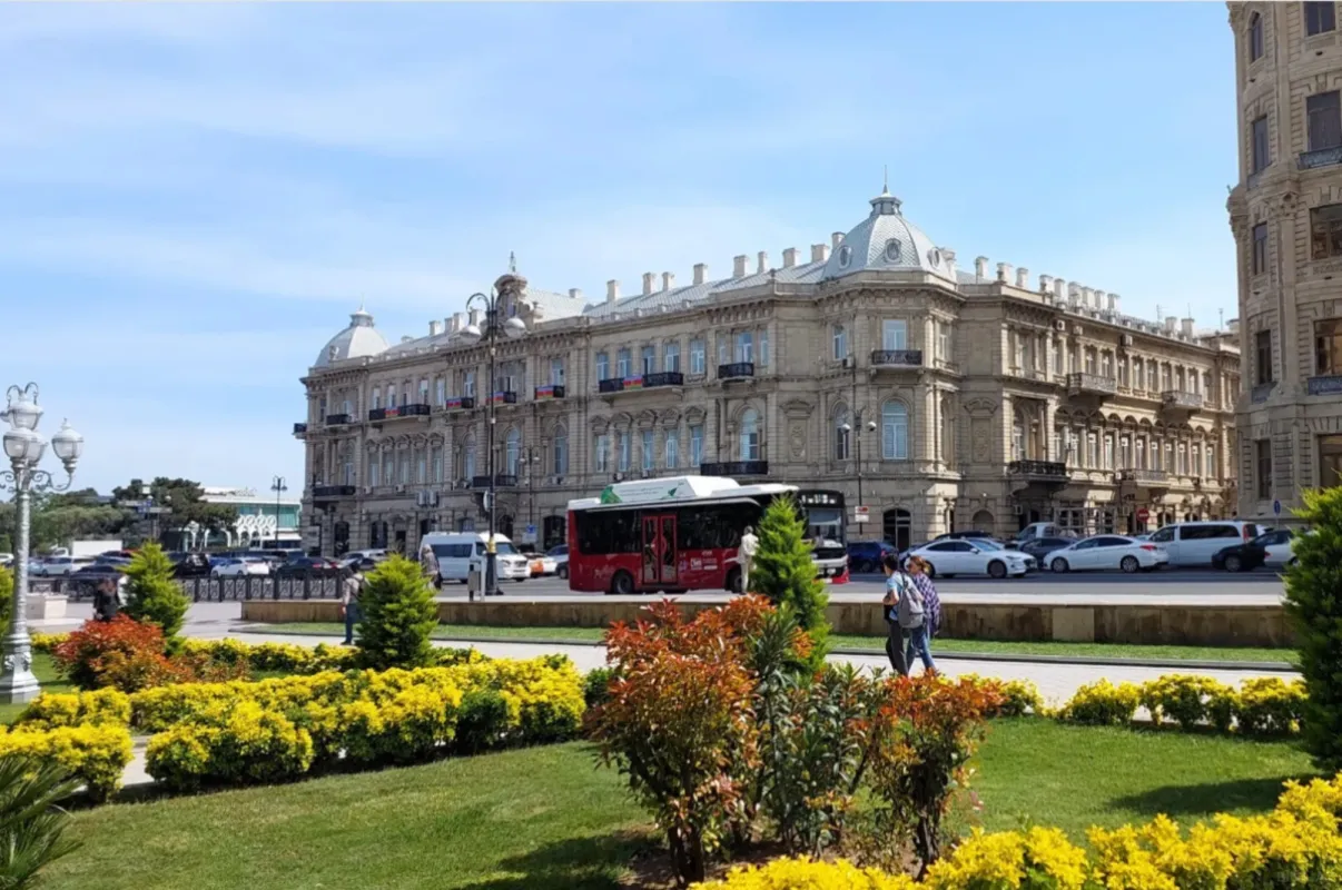 Satılır 6 otaqlı mənzil 280.5 m²