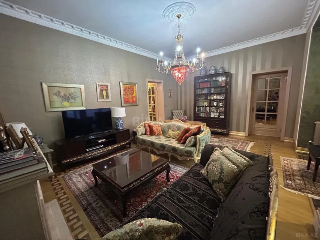 Satılır 6 otaqlı mənzil 280.5 m²