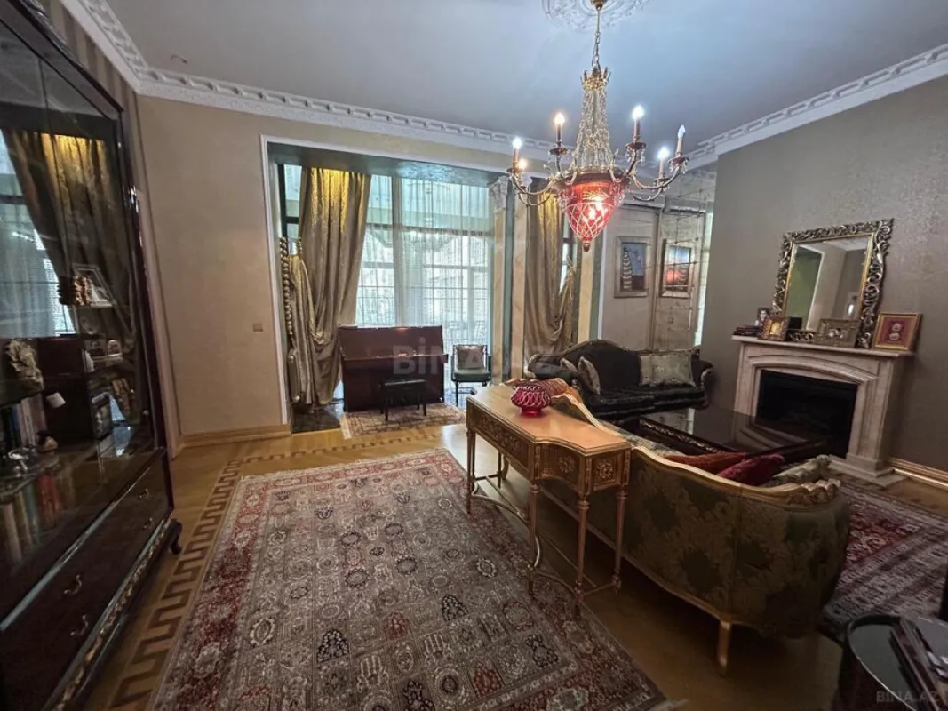 Satılır 6 otaqlı mənzil 280.5 m²