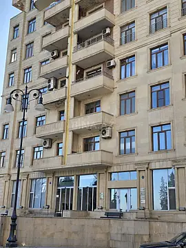 Satılır obyekt 683 m²