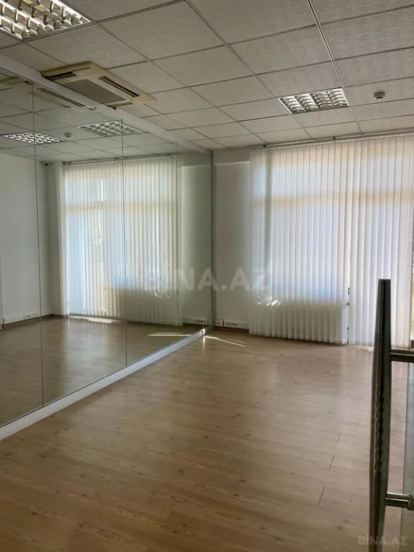 Satılır obyekt 683 m²
