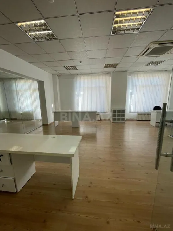 Satılır obyekt 683 m²