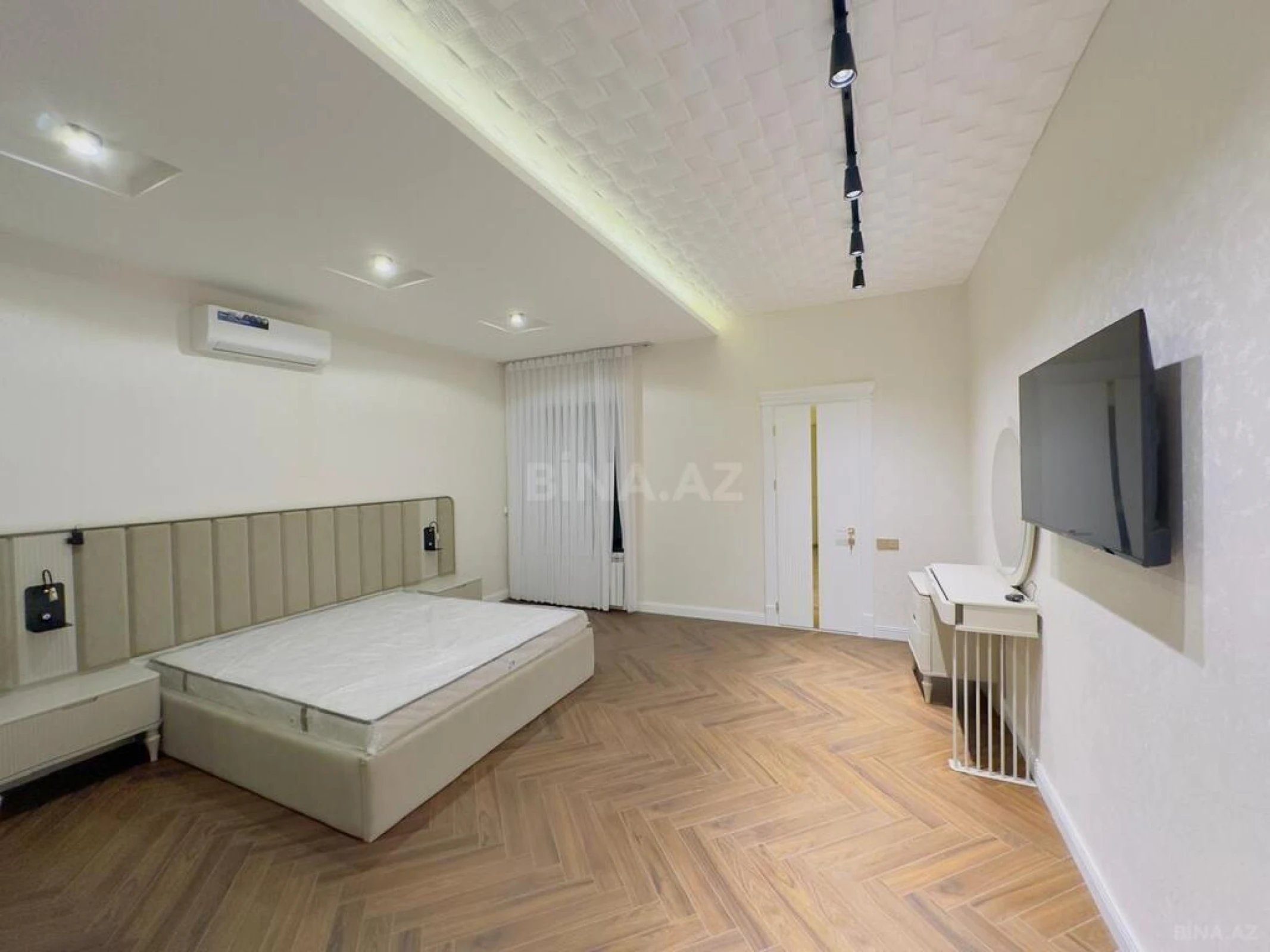 Satılır 6 otaqlı həyət evi 300 m²