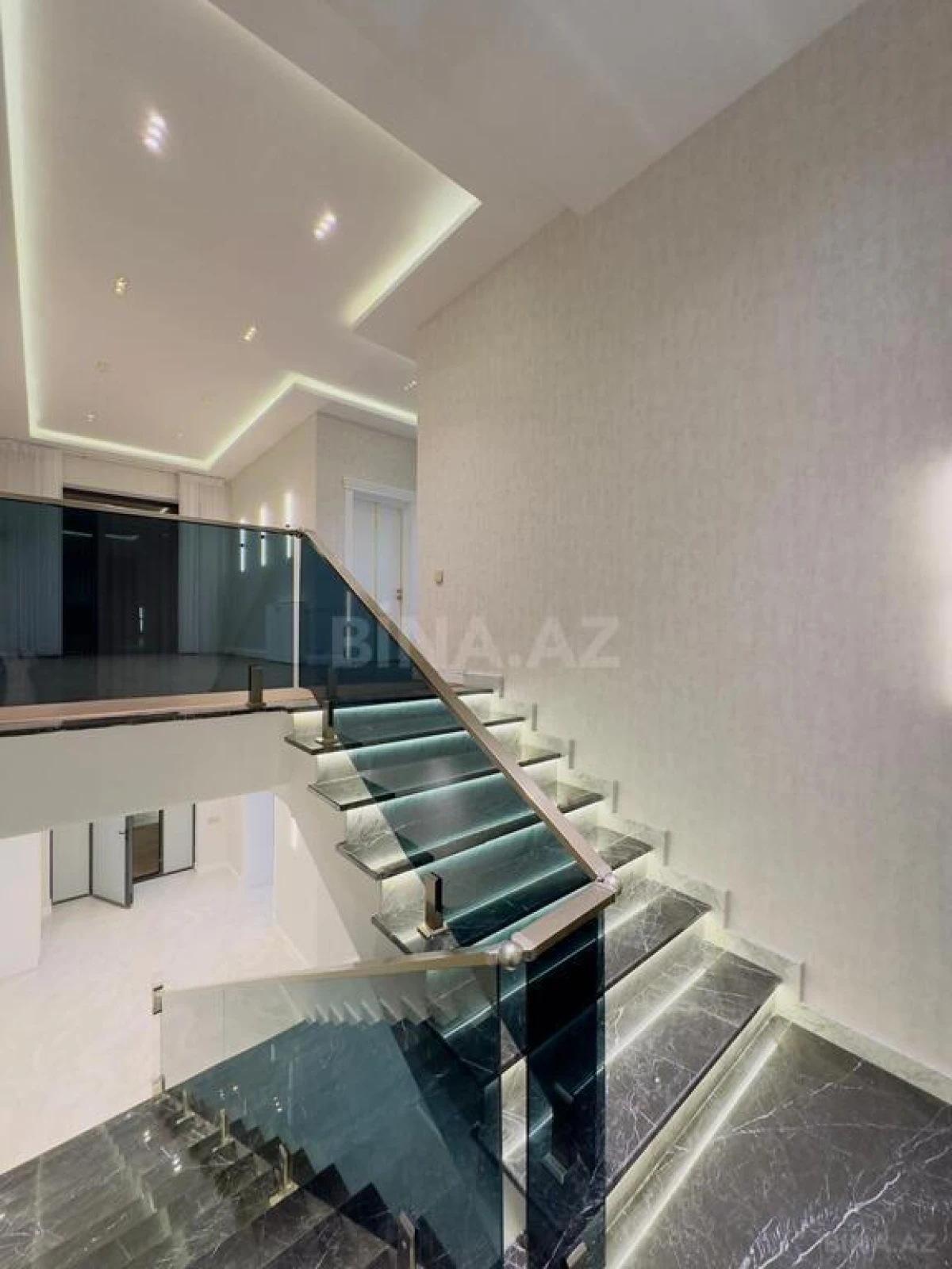 Satılır 6 otaqlı həyət evi 300 m²