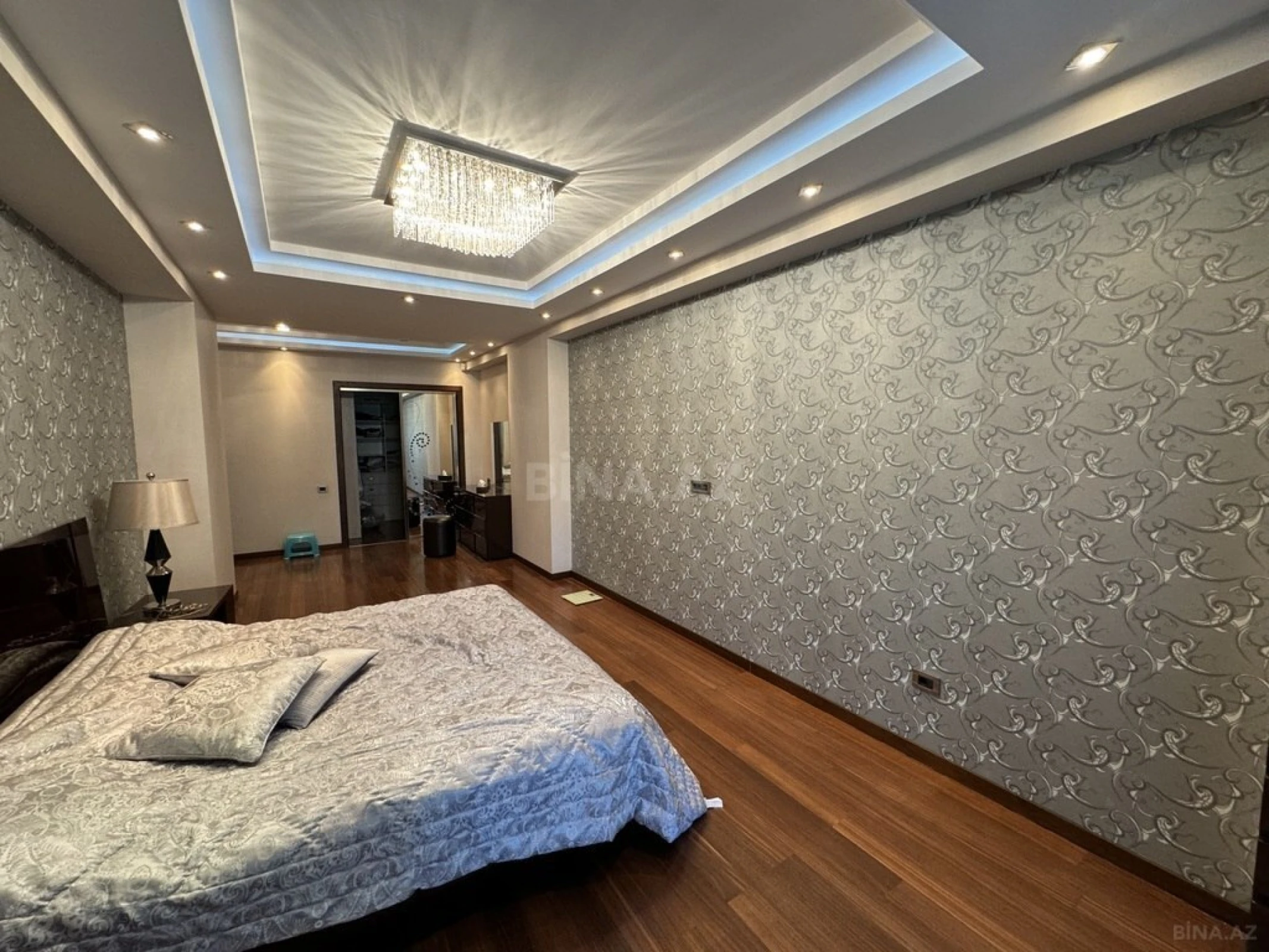 Satılır 5 otaqlı mənzil 268 m²