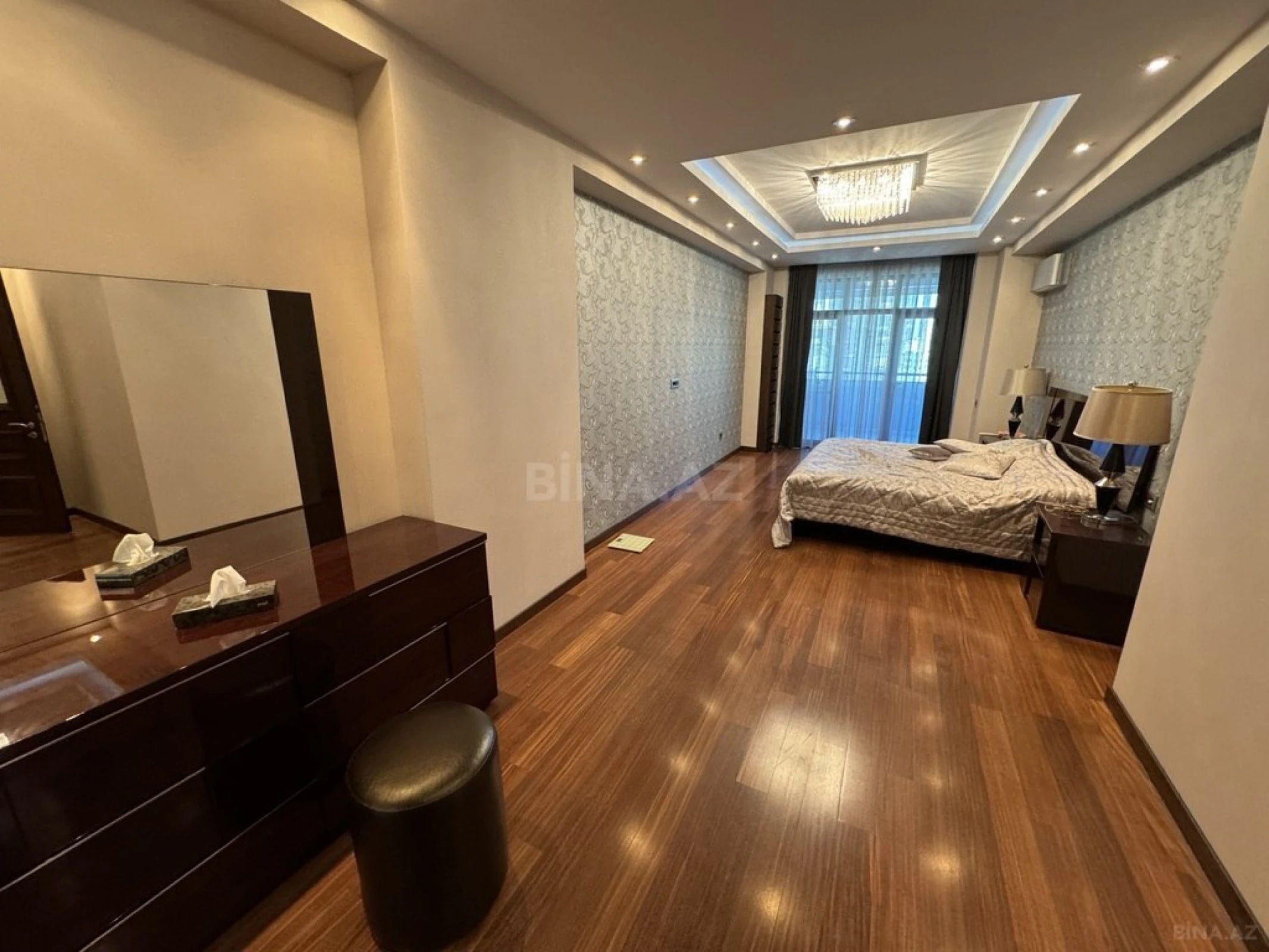 Satılır 5 otaqlı mənzil 268 m²