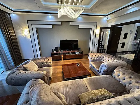 Satılır 5 otaqlı mənzil 268 m²