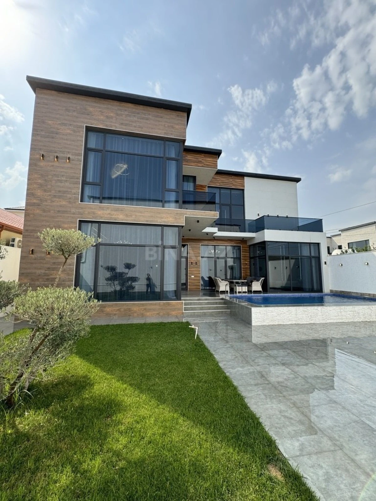 Satılır 5 otaqlı həyət evi 225 m²