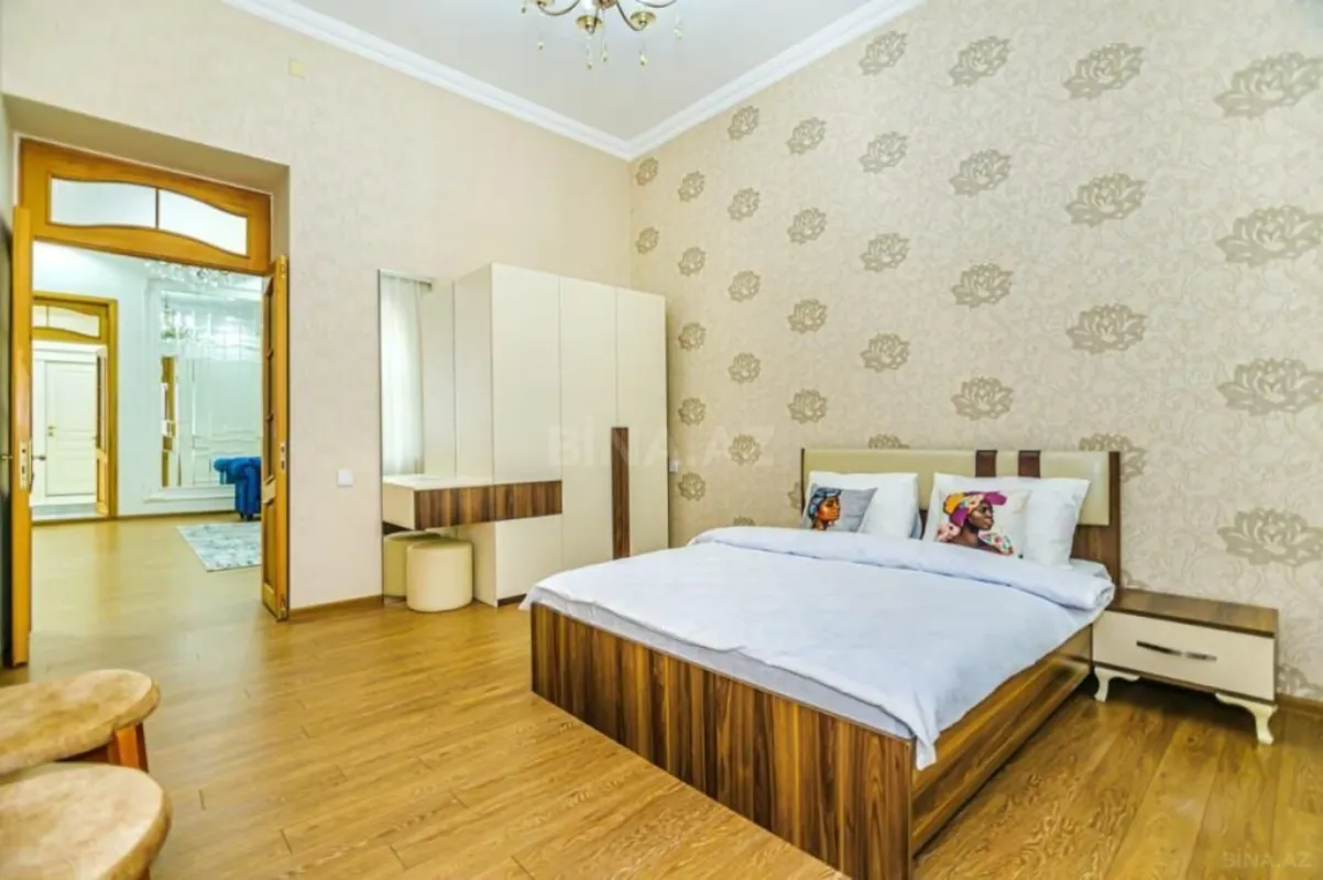 Satılır 5 otaqlı mənzil 180 m²