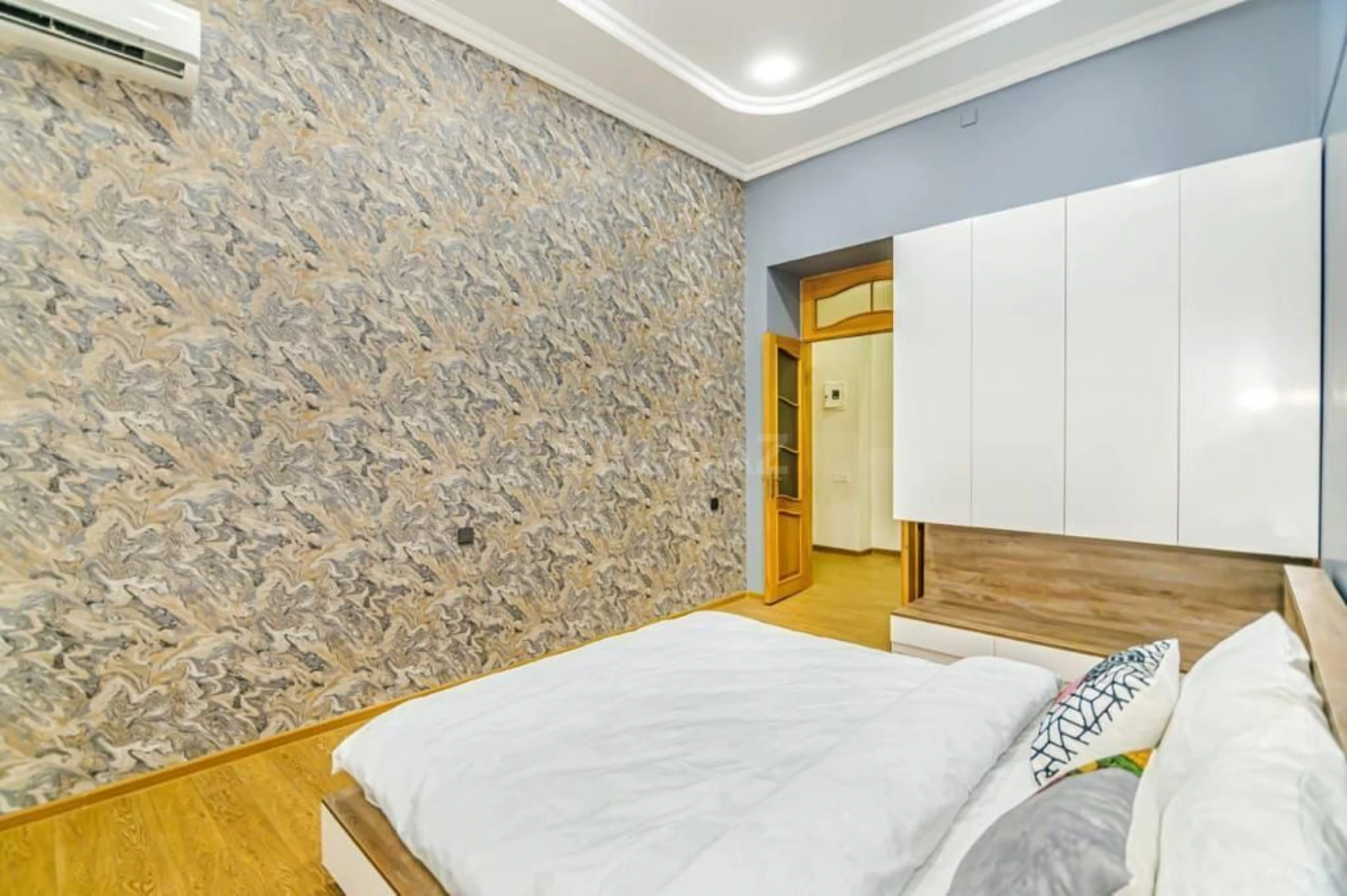 Satılır 5 otaqlı mənzil 180 m²