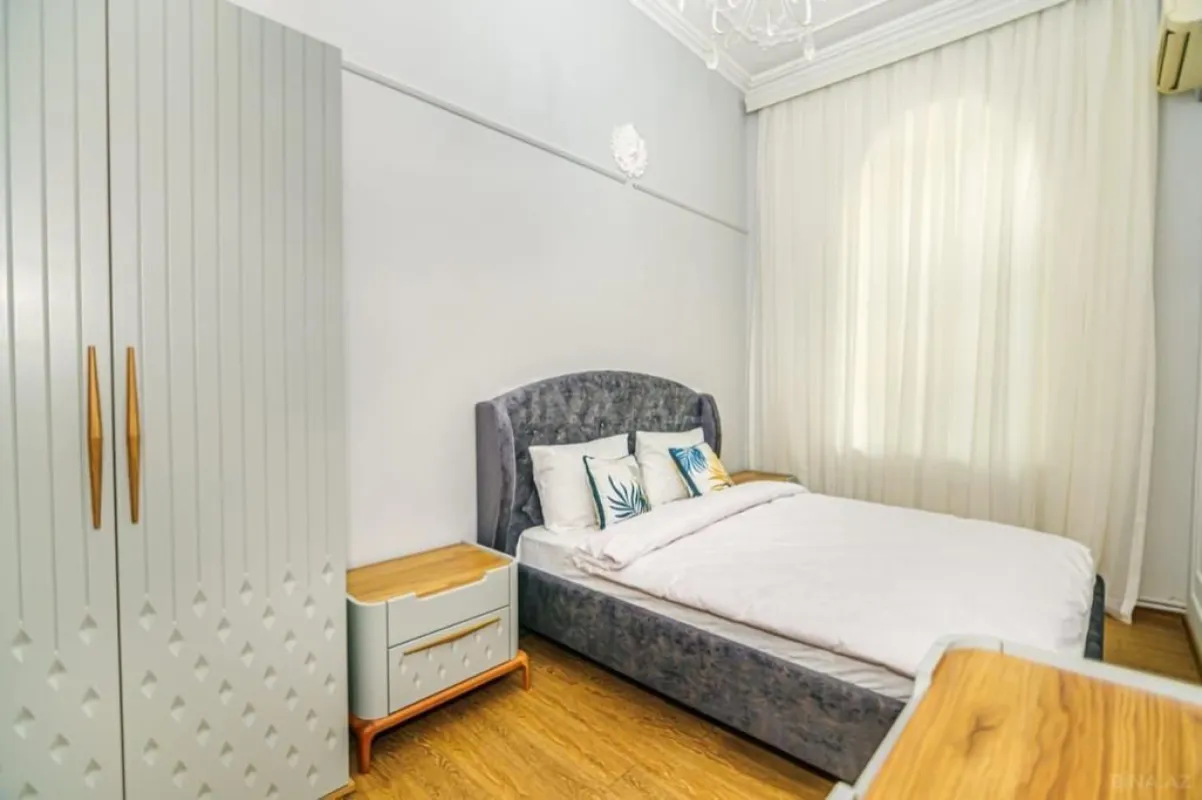 Satılır 5 otaqlı mənzil 180 m²
