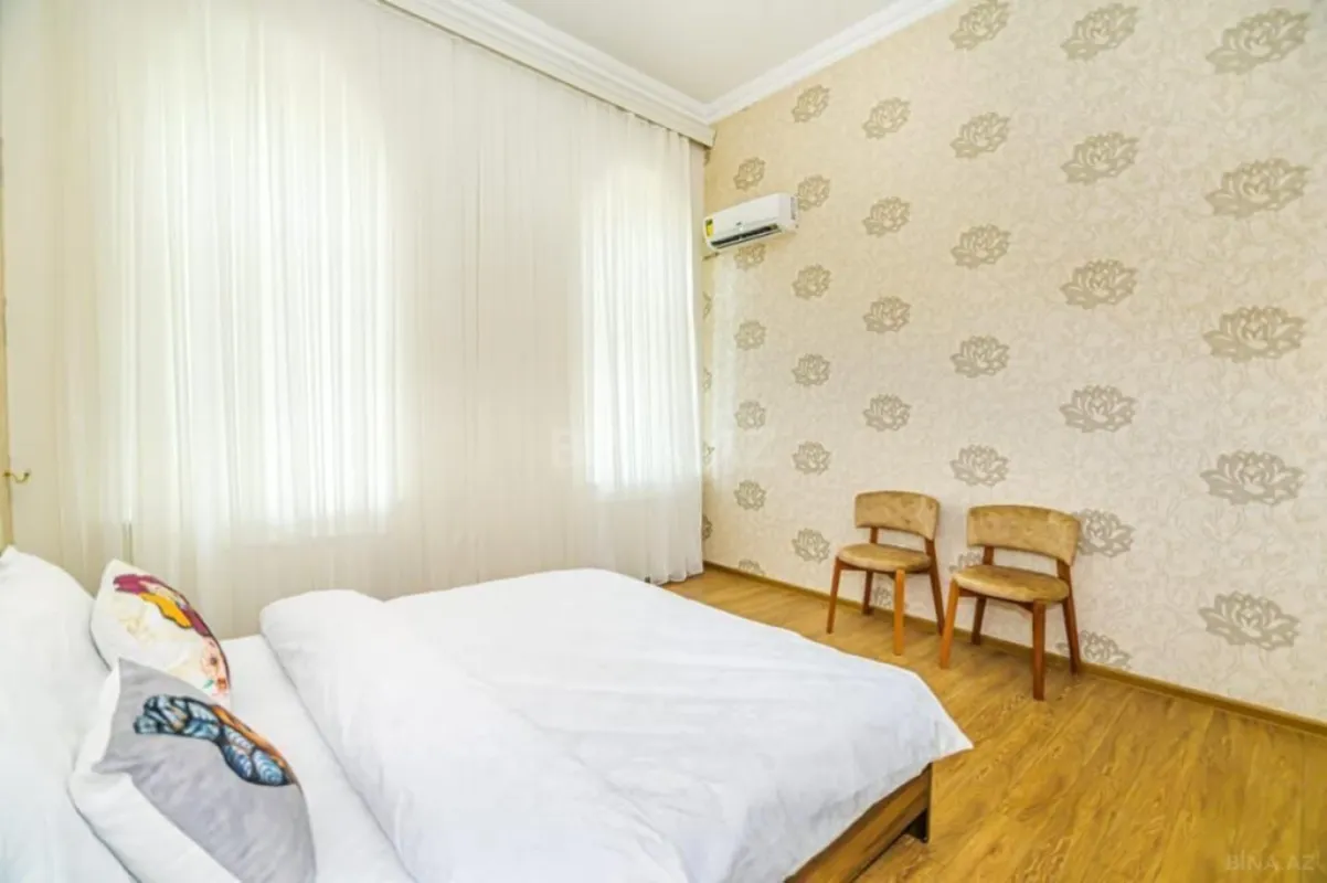 Satılır 5 otaqlı mənzil 180 m²