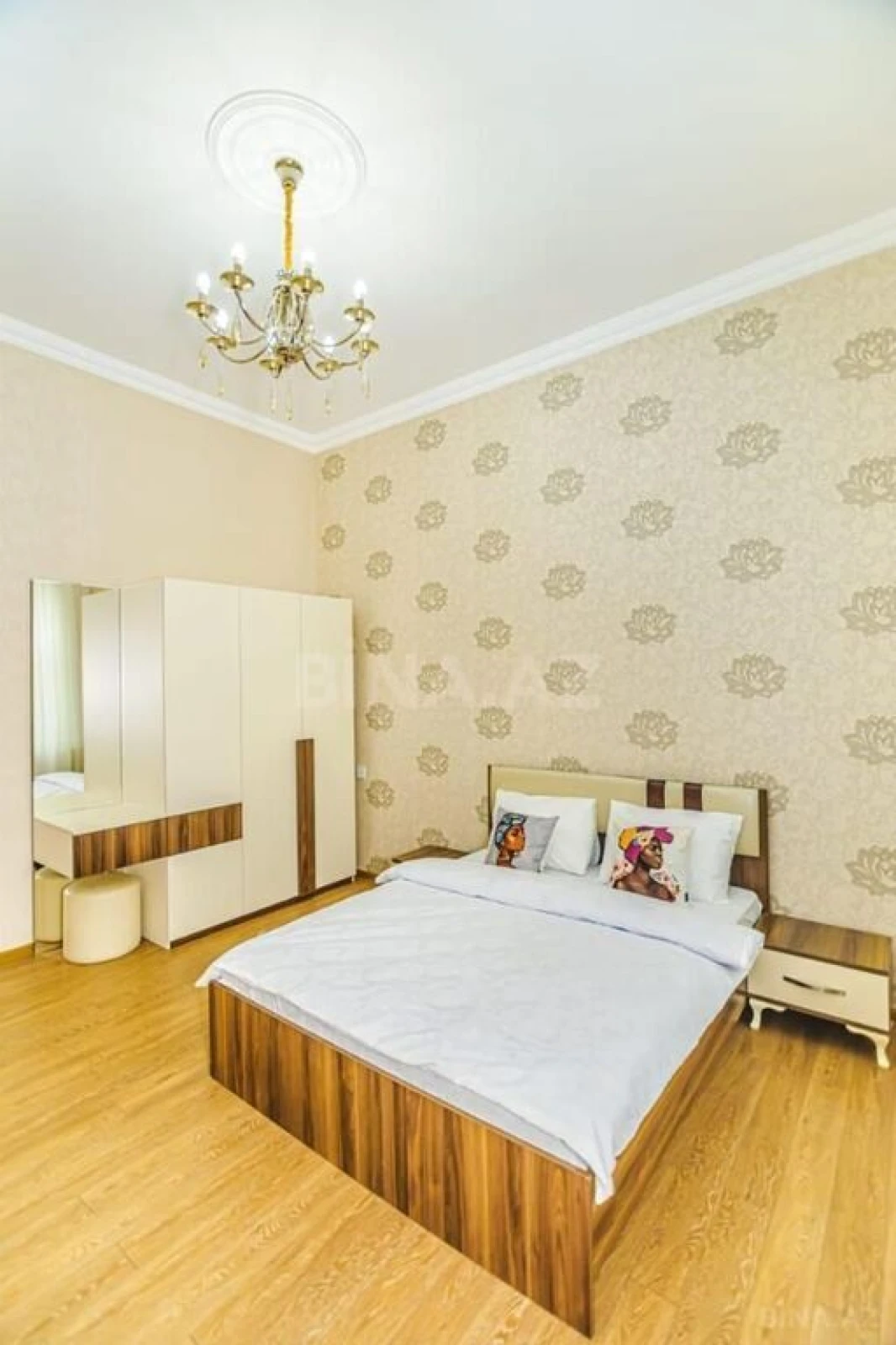Satılır 5 otaqlı mənzil 180 m²