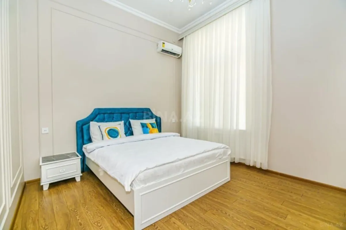 Satılır 5 otaqlı mənzil 180 m²