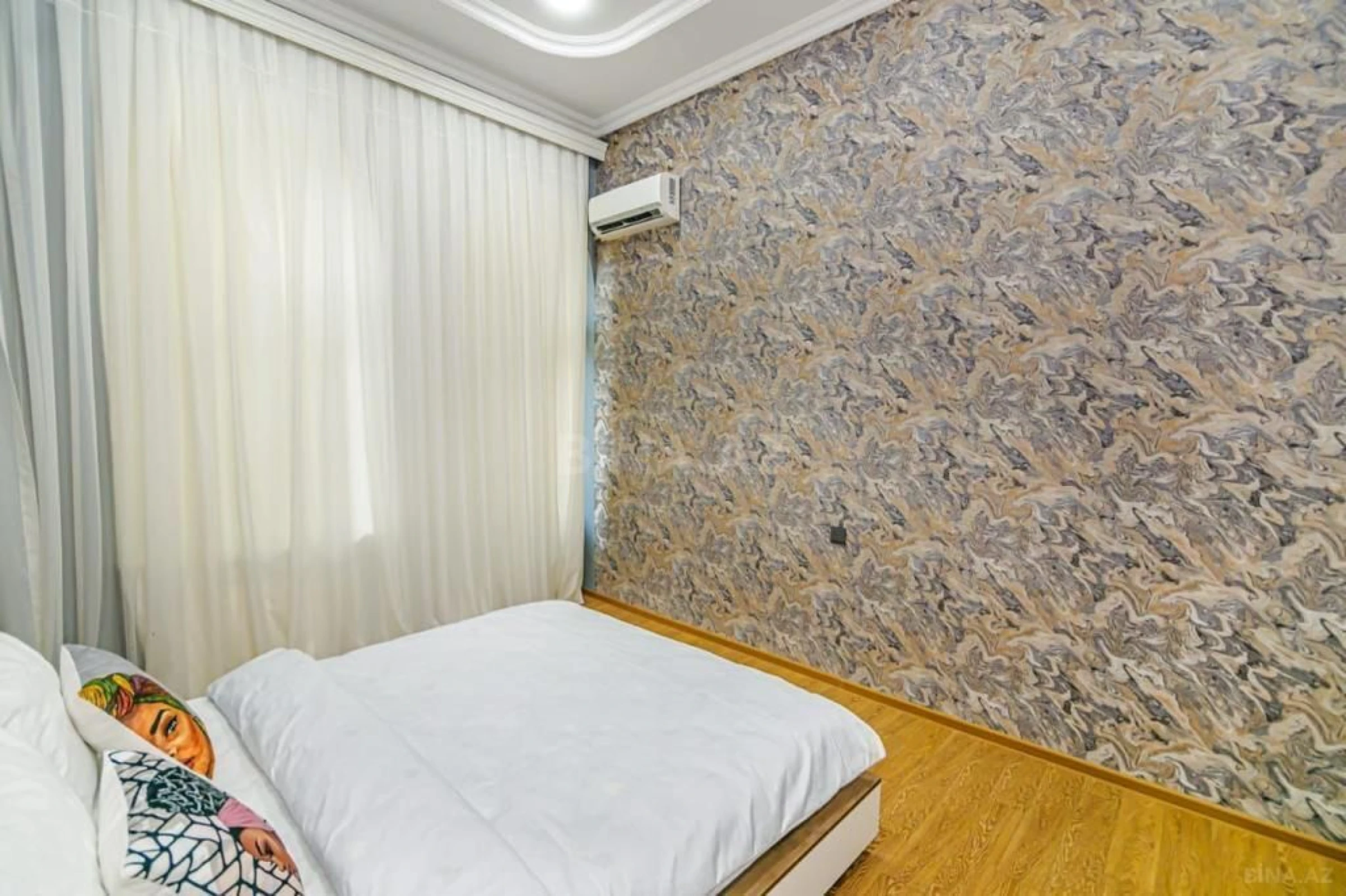 Satılır 5 otaqlı mənzil 180 m²