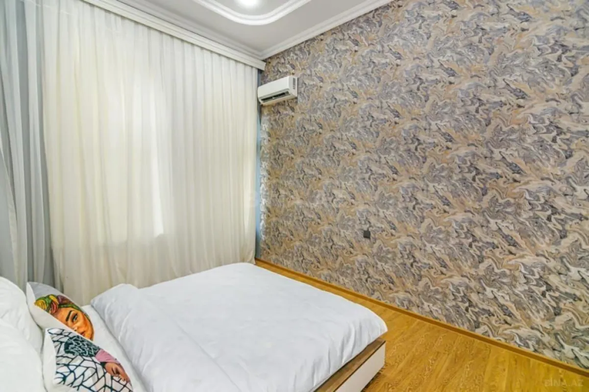 Satılır 5 otaqlı mənzil 180 m²